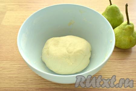 Перемешиваем дрожжевое тесто сначала ложкой, а затем тщательно вымешиваем его руками. Тесто должно получиться мягким, не липнущим к ладоням. Миску с тестом накрываем полотенцем и оставляем на 50-60 минут в тёплом месте для подъёма (тесто за это время округлится и увеличится в объёме раза в 2-3).