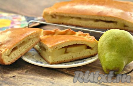 Готовый дрожжевой пирог с грушами достаём из духовки, перекладываем на решётку и оставляем остывать. А затем ароматную выпечку с сочной начинкой нарезаем на кусочки и подаём к чаю, кофе или другим любимым напиткам.