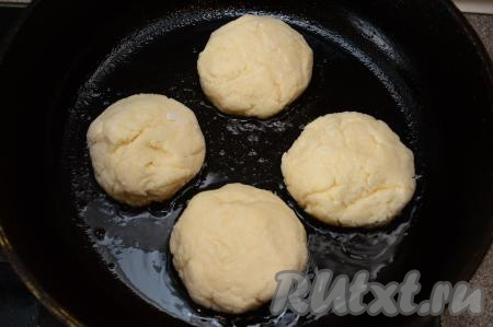 Жарить сырнички на среднем огне в течение 2-3 минут (до появления снизу золотистой корочки).