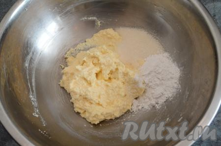 Перемешать получившуюся массу до однородности и оставить на 5 минут, чтобы манка немного набухла. Затем всыпать в миску сахар и 1 столовую ложку крахмала.