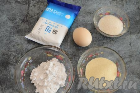 Подготовить продукты для приготовления сырников с манкой и крахмалом. Творог можно взять любой жирности, нам понадобится 1 пачка творога массой 180-200 грамм.