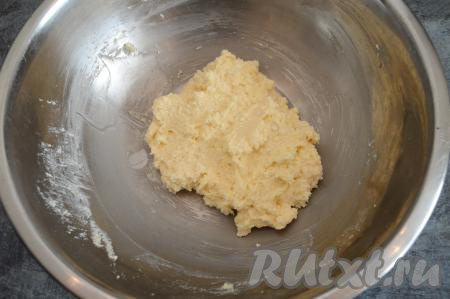 Перемешать творожное тесто до однородности. Тесто должно стать достаточно вязким, чтобы сформированные сырники могли держать форму. Если тесто недостаточно вязкое, тогда добавьте ещё немного крахмала, но только не забивайте сильно тесто крахмалом. Я больше добавлять крахмал не стала, тесто было достаточно вязким.