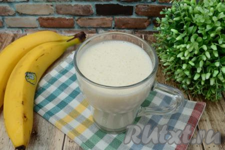 Вкуснейший, воздушный коктейль, приготовленный из банана с молоком и мороженым, разлейте из чаши блендера по стаканам и сразу подавайте к столу. Бананово-молочный коктейль и насытит, и приятно освежит и взрослых, и детей!