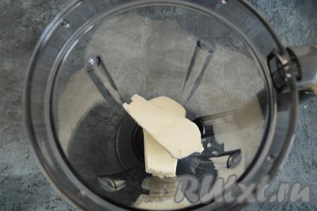 В чашу коктейльного блендера выложить мороженое. У меня было мороженое в вафельном стаканчике. Стаканчик я предварительно сняла. Если у вас нет коктейльного блендера, можно готовить коктейль с помощью погружного блендера, выкладывая ингредиенты в чашу для взбивания.