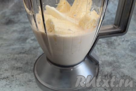 Последним влить в чашу холодное молоко.