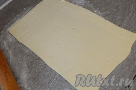 Пласт теста раскатать на припылённой мукой поверхности в прямоугольник толщиной 1,5-2 миллиметра. У меня получился прямоугольник размером 27 сантиметров на 43 сантиметра.