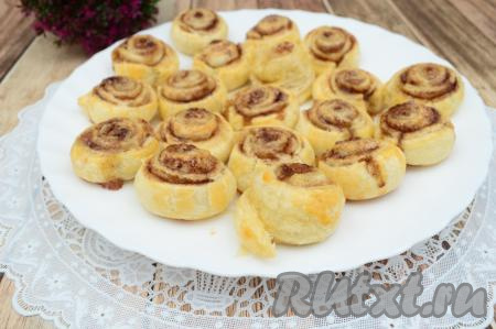 Вкусные, слегка похрустывающие рулетики из слоёного теста с ароматной начинкой из сахара и корицы можно кушать и тёплыми, и полностью остывшими.
