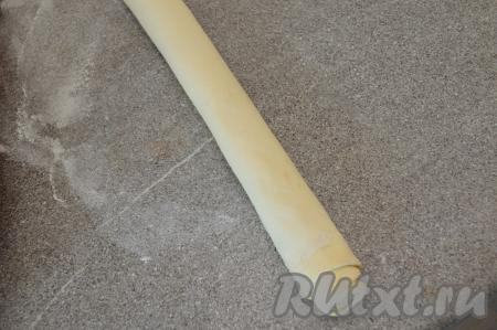 Затем скрученный рулет нарезать на рулетики шириной примерно 2 сантиметра.
