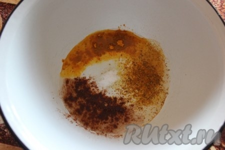 Для приготовления обмазки для вкусных куриных крылышек нужно соединить растительное масло, карри, куркуму, корицу и соль.