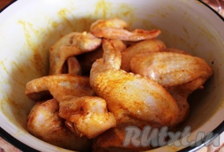 Куриные крылышки равномерно обмазать специями и оставить 30 минут или подольше.
