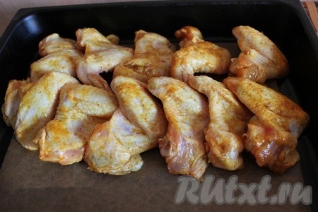 Затем выложить на смазанный противень или на бумагу для выпечки.