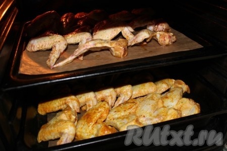 Поместить куриные крылышки в разогретую духовку и запекать при 200 градусах около 45 минут, в самом конце минут на 5 можно включить режим "гриль".