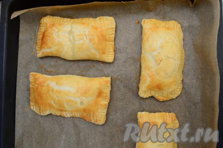 Противень со слойками отправить в разогретую духовку и выпекать минут 25 при температуре 180 градусов (до подрумянивания теста).