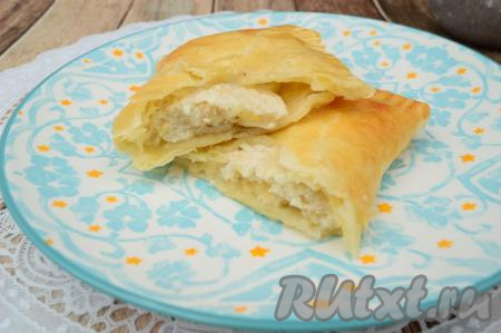 А вот так выглядит слойка с бананом и творогом в разломе. Угощайтесь!