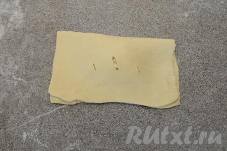 Стороной с разрезами прикрыть сторону с начинкой. Получается прямоугольная заготовка слойки.