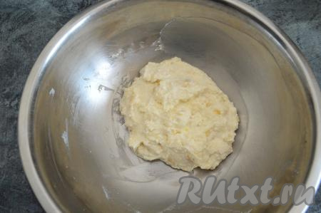 Вилкой размять творожно-банановую массу до однородности и начинка для слоек готова.