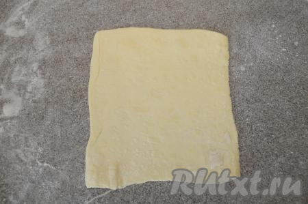 Каждый прямоугольник на присыпанной мукой поверхности раскатать в квадрат толщиной 1,5 сантиметра. В результате раскатывания прямоугольника у меня получился квадрат размером примерно 17х17 сантиметров.