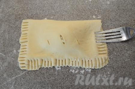 Используя вилку, тщательно скрепить края слойки. Вилку лучше периодически окунать в муку, чтобы она не прилипала к тесту. Аналогично сформировать заготовки слоек с творогом и бананом из оставшихся 7 прямоугольников. Всего должно получиться 8 заготовок слоек.