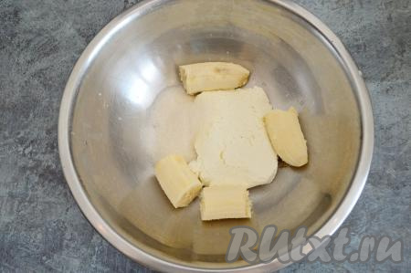 В глубокой миске соединить творог, сахар и очищенный банан, поломанный на кусочки.