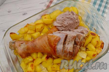 Запечённая голень индейки получается очень сочной и нежной, а картошечка в процессе приготовления в духовке пропитывается мясными соками и тоже становится очень вкусной и аппетитной. Это простое блюдо станет великолепным обедом или ужином для вас и ваших близких!