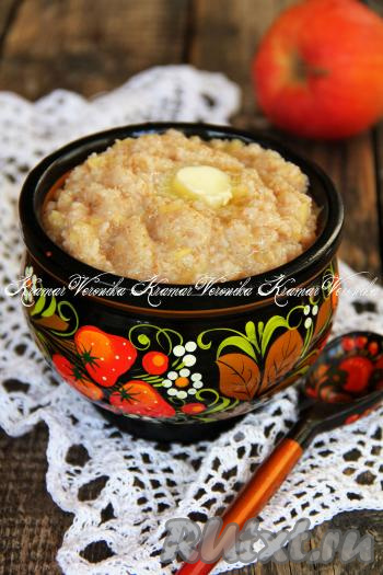 Сытную, в меру густую, нежную, вкусную пшеничную кашу, сваренную на молоке с добавлением яблока, разложить по тарелкам, сдобрить сливочным маслом и в горячем виде подать к столу.