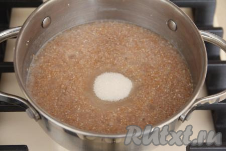 Варить с момента закипания на небольшом огне минут 10, вода практически полностью впитается. Добавить соль и сахар, перемешать.