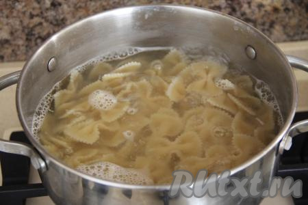 Одновременно с началом обжаривания куриного мяса нужно в кастрюлю, в которой вы будете готовить макароны, влить воду, поставить на огонь. Подсолить закипевшую воду, всыпать макароны, снова дать закипеть и варить до готовности на небольшом огне в течение времени, указанного на упаковке макаронных изделий, которые вы варите (я отваривала 12 минут).