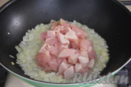 Затем добавить куриное филе, нарезанное на кубики размером 2 сантиметра на 2 сантиметра, перемешать.