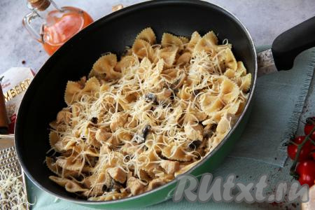 Перемешать макароны с курицей, сливочным соусом и шампиньонами, потомить 2-3 минуты на медленном огне. По желанию присыпать сверху натёртым сыром. Вкусное, нежное, ароматное блюдо сразу подать к столу.