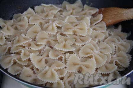 Макароны откинуть на дуршлаг и, не промывая, добавить в сковороду с курицей и шампиньонами в сливочном соусе.&nbsp;