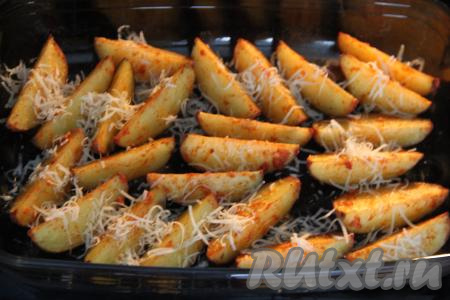 Запекать картошку по-деревенски в разогретой духовке без конвекции при температуре 180 градусов минут 40. Готовность проверить, проколов картофельную дольку зубочисткой (зубочистка в готовый картофель будет входить без усилий). Готовую картошку, по желанию, присыпать натёртым сыром и поставить на 2-3 минуты в горячую духовку.