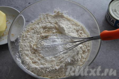 Всыпать разрыхлитель, частями добавить муку, перемешивая тесто венчиком. Всыпая постепенно муку, учитывайте, что тесто для пирога должно получиться однородным, напоминающим сметану средней густоты.