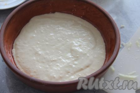 Форму для выпечки (я готовила в керамической форме диаметром 20 сантиметров) смазать маслом и выложить 1/2 теста.