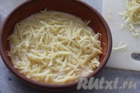 Равномерно выложить половину натёртого картофеля поверх теста.