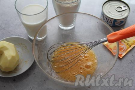 Яйца вбить в достаточно глубокую миску, добавить соль с сахаром и взбить венчиком.