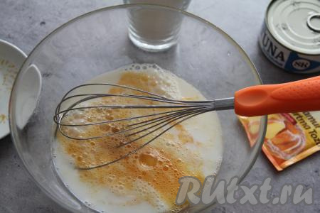 В миску с яичной смесью влить молоко и перемешать массу венчиком до однородности.
