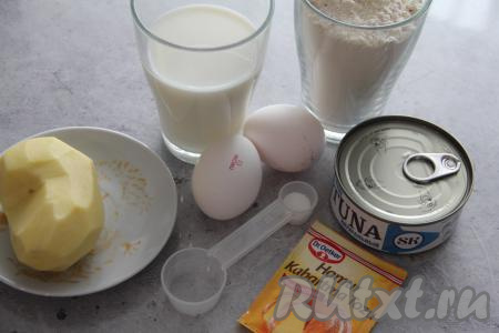Подготовить продукты для приготовления пирога с консервированным тунцом и картофелем.