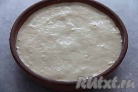 Равномерно выложить поверх начинки оставшееся тесто. Поставить форму с пирогом с консервированным тунцом и картофелем в разогретую духовку и выпекать минут 30 (до румяности) при температуре 180 градусов.