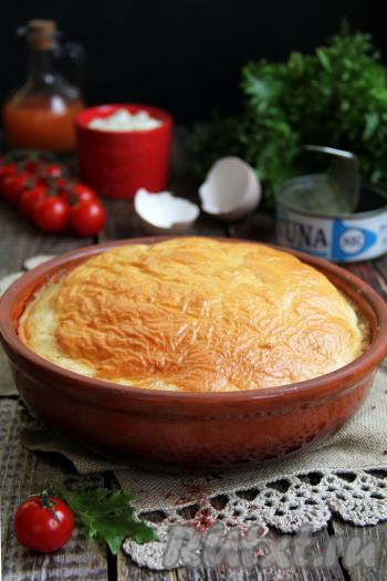 Готовую выпечку достать из духовки, слегка остудить, а затем нарезать на кусочки и подать к столу тёплой или полностью остывшей.