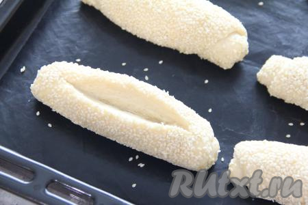 Затем сделать разрез по середине каждой булочки с помощью лезвия (или острого ножа), как на фото.