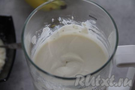 В получившуюся сливочно-банановую смесь добавить творог и пробить творожно-банановую массу до однородности.