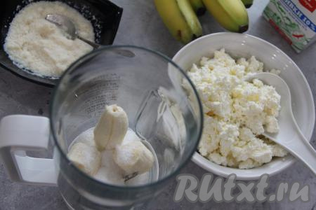 Очищенный банан, поломанный на кусочки, выложить в чашу блендера, сюда же всыпать сахар, влить сливки, пробить погружным блендером до однородности.