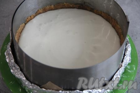 Творожно-банановую массу влить в форму с основой чизкейка из печенья и поставить в холодильник на 2 часа (до застывания начинки).