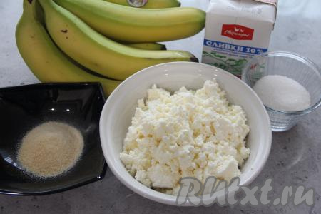 Подготовить продукты для творожной начинки чизкейка. В небольшую миску всыпать 15 грамм желатина, залить 50 миллилитрами холодного молока и оставить набухать минут на 10-15.