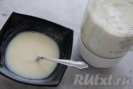 По истечении 10-15 минут прогреть молочно-желатиновую смесь на среднем огне, помешивая и не доводя до кипения, до полного растворения кристаллов желатина (можно прогреть набухшую смесь из молока и желатина до полного растворения желатина и на водяной бане или в микроволновке). Влить желатиновую массу в творожно-банановую массу и взбить блендером до однородности.