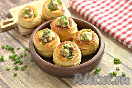 Такую оригинальную закуску из слоёного теста и грибов можно предложить и к повседневному, и к праздничному столу!