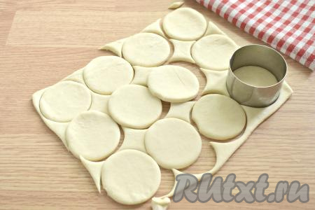 Сервировочным кольцом (или стаканом) вырезаем чётное количество круглых заготовок. Я использовала кольцо диаметром 6 сантиметров, у меня получилось 12 заготовок.