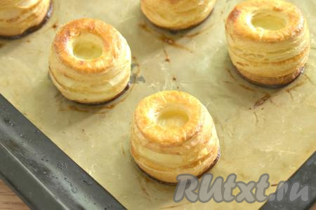 Волованы готовы, достаём их из духовки. Центр немного продавливаем чайной ложкой. Даём им остыть.