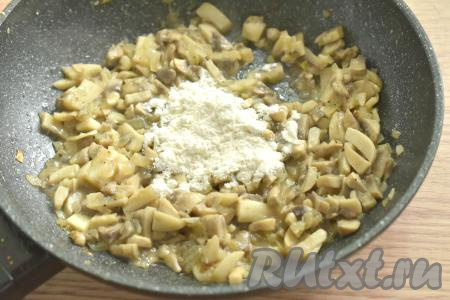 Затем всыпаем 1 столовую ложку муки, перемешиваем.