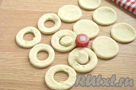 На половине заготовок (то есть на 6 кружочках) делаем в центре отверстия. Я сделала отверстия крышкой от пластиковой бутылки.